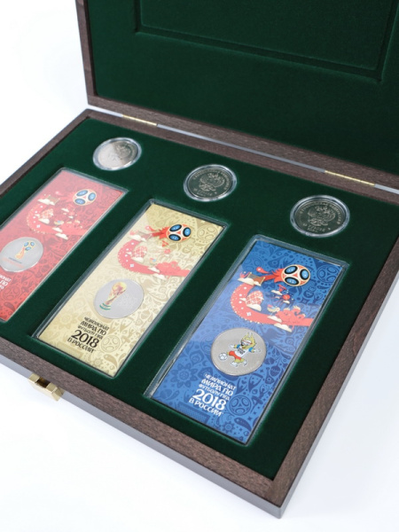 Деревянный футляр Carus XM (248х196х32 мм) для 3 монет 25 рублей в капсулах Leuchtturm, 3 монет 25 рублей в блистере и банкноты «Футбол 2018» в чехле, тёмно-бордовый Деревянный футляр Carus XM (248х196х32 мм) для 3 монет 25 рублей в капсулах Leuchtturm, 3 монет 25 рублей в блистере и банкноты «Футбол 2018» в чехле, тёмно-бордовый