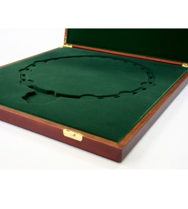 Деревянный футляр (425х465х60 мм) под цепь ректора университета
