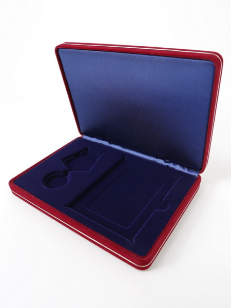 Футляр замшевый (182х128х34 мм) под медаль РФ d-32 мм и удостоверение (75х100х5 мм), тёмно-синий  Футляр замшевый (182х128х34 мм) под медаль РФ d-32 мм и удостоверение (75х100х5 мм), тёмно-синий