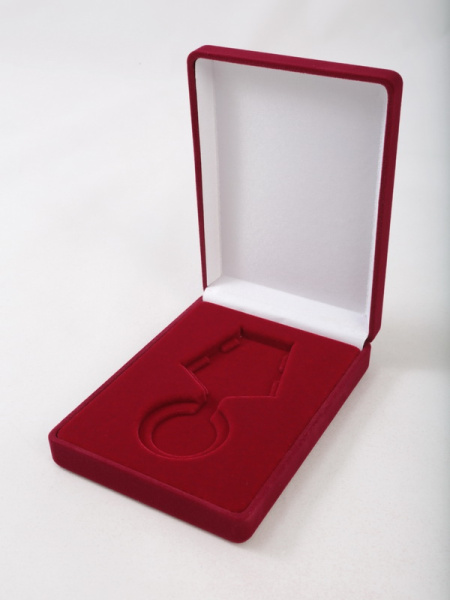 Футляр (90х124х32 мм) под медаль РФ d-37 мм с пятиугольной колодкой, светло-бордовый  Футляр (90х124х32 мм) под медаль РФ d-37 мм с пятиугольной колодкой, светло-бордовый