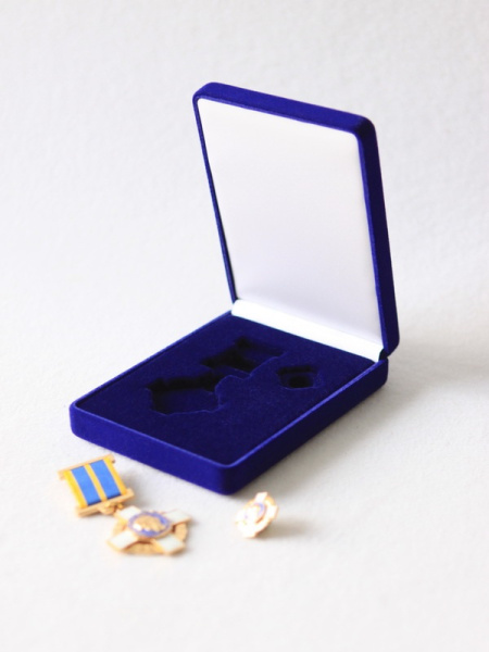 Футляр флокированный (90х124х32 мм) под медаль и фрачник. Вид 1