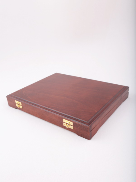 Футляр деревянный Vintage S (305х247х40 мм) для 3 золотых и 14 серебряных монет «Футбол 2018» в капсулах. Талисман, тёмно-бордовый  Футляр деревянный Vintage S (305х247х40 мм) для 3 золотых и 14 серебряных монет «Футбол 2018» в капсулах. Талисман, тёмно-бордовый
