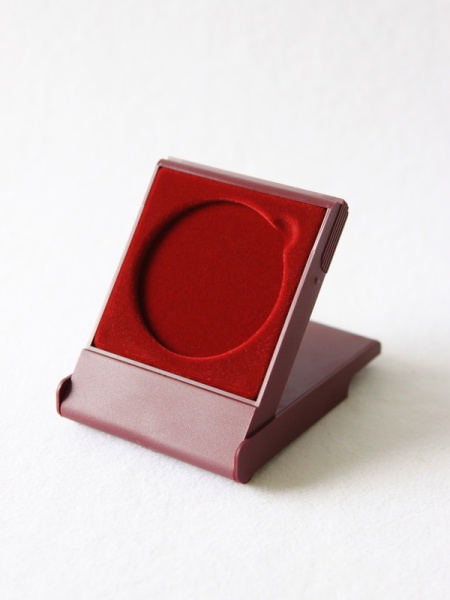 Футляр пластиковый (79х106х16 мм) для одной монеты, медали (диаметр 60 мм, глубина 5 мм), светло-бордовый  Футляр пластиковый (79х106х16 мм) для одной монеты, медали (диаметр 60 мм, глубина 5 мм), светло-бордовый