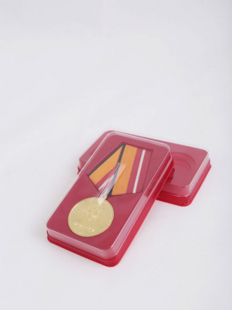 Сувенирная упаковка (57х99х19 мм) под медаль РФ (цветной пластик)