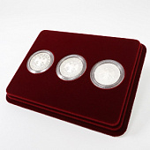Сувенирная упаковка (181х142х22 мм) на 3 монеты в капсулах (диаметр 44 мм). Вид 2