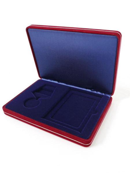 Футляр замшевый (182х128х34 мм) под медаль РФ d-32 мм и удостоверение (74х104х5 мм), тёмно-синий  Футляр замшевый (182х128х34 мм) под медаль РФ d-32 мм и удостоверение (74х104х5 мм), тёмно-синий