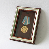 Багетная рамка (вид 2) под одну медаль РФ d-37 мм
