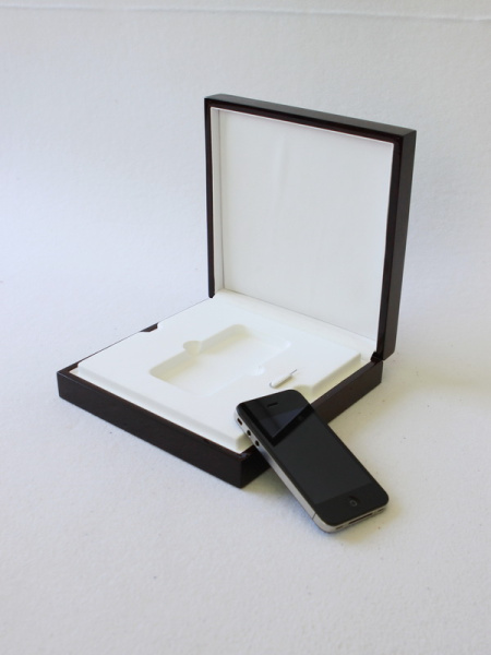 Футляр деревянный (190х190х57 мм) для серии эксклюзивных мобильных телефонов марки Apple