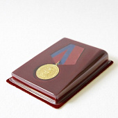 Сувенирная упаковка с уклоном (100х133х25 мм) под медаль РФ d-37 мм