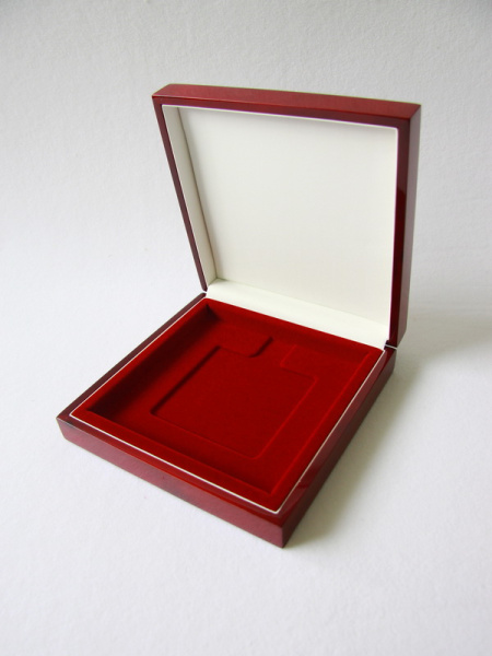 Футляр деревянный (190х190х57 мм) для рамки с коллекционной маркой