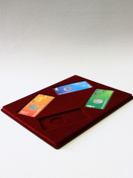 Планшет S (234х296х12 мм) для 4 Олимпийских монет Сочи-2014 в блистере. Вертикальный, тёмно-бордовый  Планшет S (234х296х12 мм) для 4 Олимпийских монет Сочи-2014 в блистере. Вертикальный, тёмно-бордовый