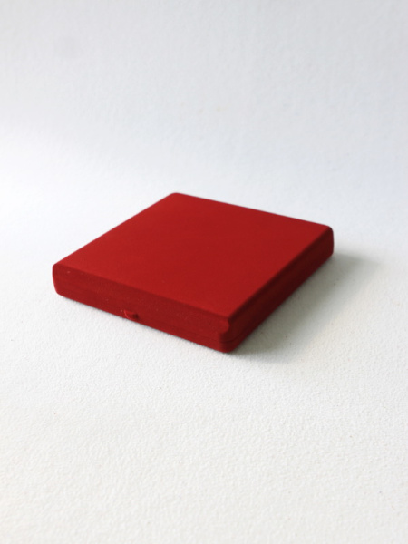 Футляр (165х165х27 мм) под монету Сочи в блистере,  светло-бордовый Футляр (165х165х27 мм) под монету Сочи в блистере,  светло-бордовый