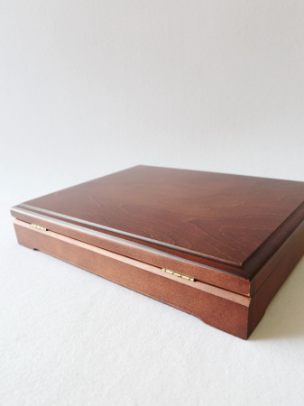 Футляр деревянный Vintage S (305х247х54 мм) на 1 ячейку с поролоновой вставкой + капсула для фотографии (вертикальной). Георгиевская ленточка