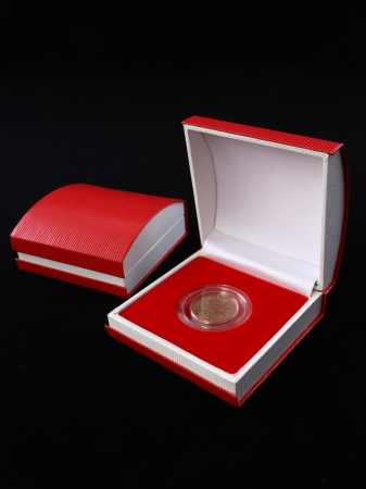Футляр красного цвета из кожзаменителя (90х90х43 мм) для одной монеты в капсуле (диаметр 44 мм). Ложемент красный