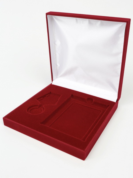 Футляр (160х160х33 мм) под медаль РФ d-32 мм и удостоверение (81х112х10 мм), светло-бордовый  Футляр (160х160х33 мм) под медаль РФ d-32 мм и удостоверение (81х112х10 мм), светло-бордовый