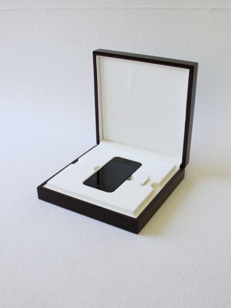 Футляр деревянный (190х190х57 мм) для серии эксклюзивных мобильных телефонов марки Apple