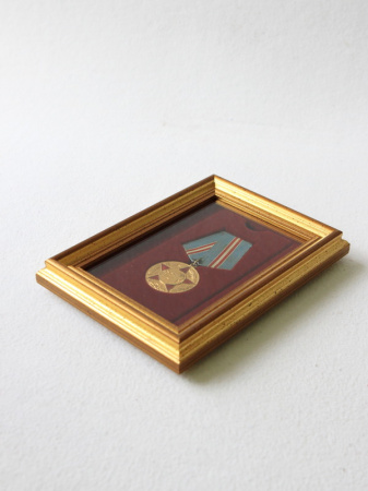 Багетная рамка (вид 1) под одну медаль РФ d-37 мм