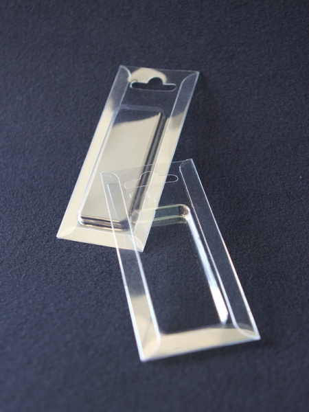 Блистер с загибом краев под брелки