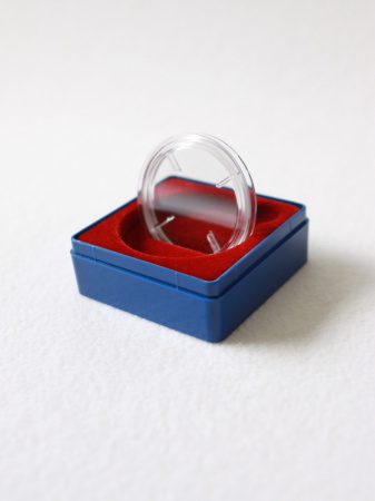 Футляр пластиковый (58х58х22 мм) для одной монеты в капсуле (диаметр 44 мм). Светло-синее основание