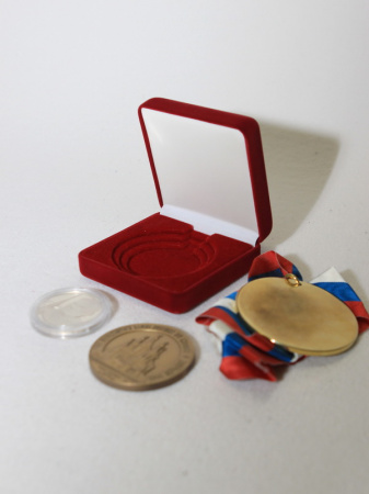 Футляр с низкой крышкой (92х92х40 мм) под универсальную медаль (углубления 50 мм, 60 мм, 70 мм)