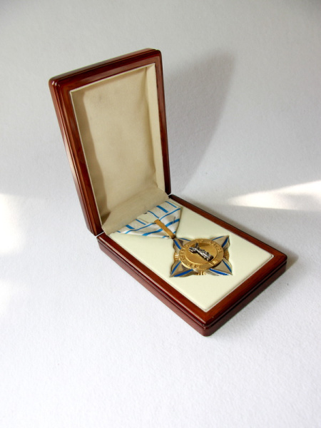 Деревянный футляр с кожаной вставкой в крышке под крест на ленте