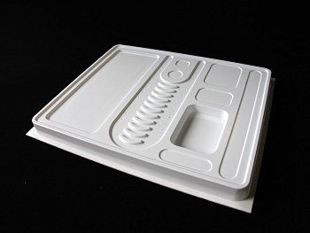 Упаковка из белого пластика с прозрачной крышкой