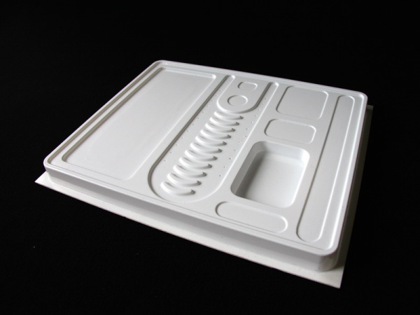 Упаковка из белого пластика с прозрачной крышкой