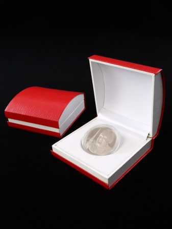 Футляр красного цвета из кожзаменителя (90х90х43 мм) для одной монеты в капсуле (диаметр 50 мм). Ложемент белый