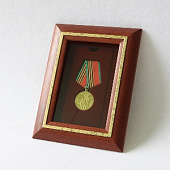 Багетная рамка (вид 3) под одну медаль РФ d-32 мм