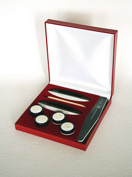 Футляр из кожзаменителя (192х194х42 мм) под набор косметических препаратов