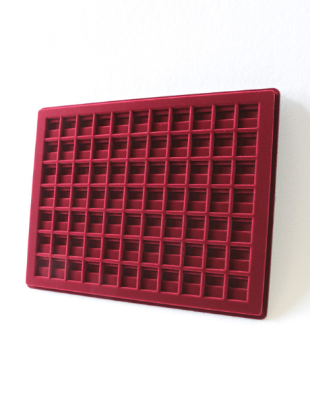  Планшет S (234х296х12 мм) для спортивных значков на булавке (77 ячеек), тёмно-бордовый