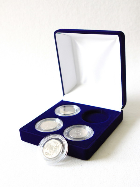 Футляр (120х131х50 мм) на 4 монеты в капсулах (диаметр 44 мм),  светло-бордовый Футляр (120х131х50 мм) на 4 монеты в капсулах (диаметр 44 мм),  светло-бордовый