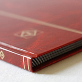 Альбом для марок (кляссер BASIC). A4. 8 листов (16 страниц) из чёрного картона с промежуточными листами из пергамина. Красный. Leuchtturm, 317377