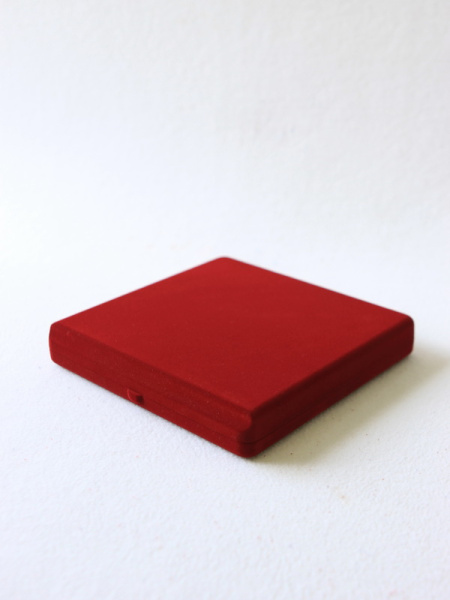  Футляр (165х165х27 мм) под медаль РФ d-32 мм и удостоверение (81х112х8 мм), светло-бордовый