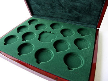 Деревянный футляр (242х305х36 мм) под 13 монет в капсулах и герб