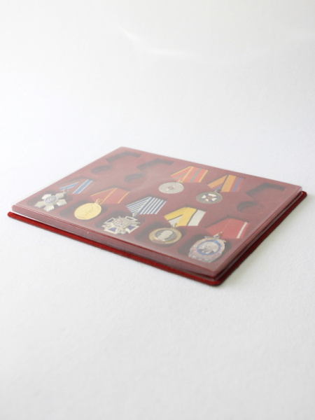 Планшет S (234х296х12 мм) на 5 медалей РФ d-32 мм и 5 орденов с пятиугольной колодкой, тёмно-бордовый Планшет S (234х296х12 мм) на 5 медалей РФ d-32 мм и 5 орденов с пятиугольной колодкой, тёмно-бордовый