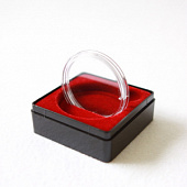 Футляр пластиковый (58х58х22 мм) для одной монеты в капсуле (диаметр 46 мм). Черное основание