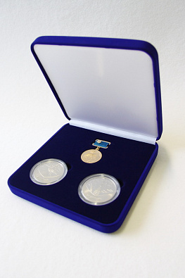 Флокированный футляр (160х160х47 мм) под 2 монеты в капсуле и медаль на колодке