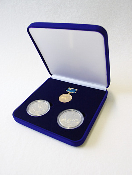 Флокированный футляр (160х160х47 мм) под 2 монеты в капсуле и медаль на колодке