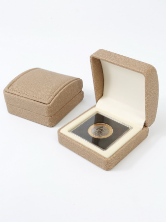 Футляр из искусственной кожи (70х70х36 мм) для монеты в капсуле Quadrum. Капучино