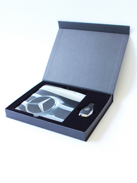 Флокированный ложемент для подарочного набора Mercedes (буклет и ключ-флешка) Флокированный ложемент для подарочного набора Mercedes (буклет и ключ-флешка)