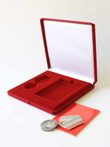  Футляр (165х165х27 мм) под медаль РФ d-35 мм и удостоверение (72х103х7 мм), светло-бордовый