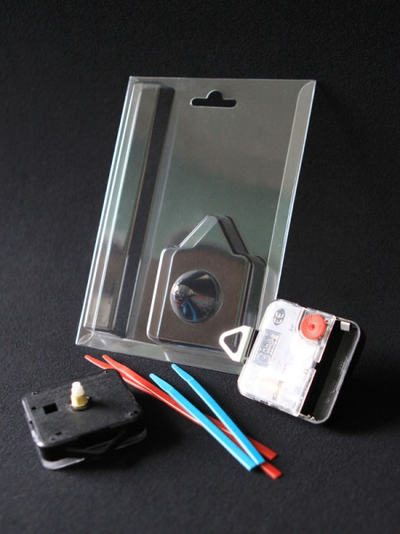 Блистер с загибом краев под часовой механизм и стрелки