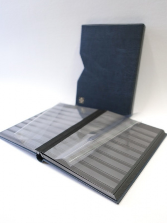 Альбом для марок (кляссер PREMIUM) + шубер. 16 листов (32 страницы) из чёрного картона с промежуточными прозрачными листами. Синий. Leuchtturm, 304196