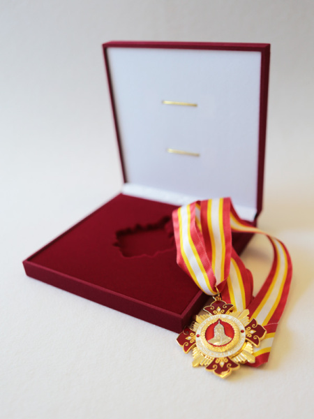 Флокированный футляр (160х160х33 мм) под знак на ленте