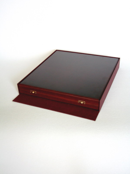 Деревянный футляр (425х465х60 мм) под цепь ректора университета