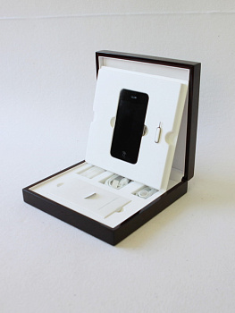 Футляр деревянный (190х190х57 мм) для серии эксклюзивных мобильных телефонов марки Apple