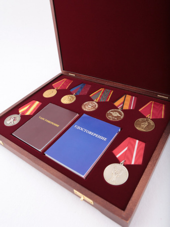 Футляр деревянный Vintage S (305х247х40 мм) на 7 медалей РФ d-32 мм и 2 удостоверения