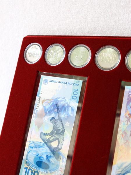 Планшет S (234х296х12 мм) для 2 банкнот Сочи-2014 в чехлах и 7 монет Сочи-2014 в капсулах Leuchtturm (диаметр 33 мм), тёмно-бордовый  Планшет S (234х296х12 мм) для 2 банкнот Сочи-2014 в чехлах и 7 монет Сочи-2014 в капсулах Leuchtturm (диаметр 33 мм), тёмно-бордовый