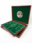 Футляр деревянный Volterra Duo (344х267х50 мм) для 3 монет 25 рублей в капсулах, 3 монет 25 рублей в блистере, 14 серебряных монет «Футбол 2018» в капсулах. 2 уровня. Поле